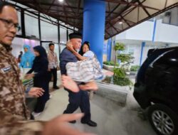 Momen Haru, Gubernur Sumbar Gendong Ibunya di Rumah Sakit