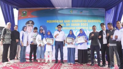 Bupati Solok bersama jajaran Dinas Kesehatan dan tenaga kesehatan. (*)