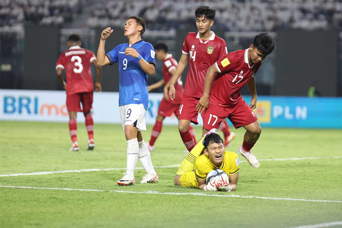 Kiper Timnas Indonesia berhasil selamatkan gawang tim asuhan Bima Sakti dari kebobolan pada laga Piala Dunia U-17. (pssi)