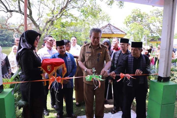 Potong pita sebagai tanda peluncuran Solok Belibis Ekraf dan Industrial Gathering