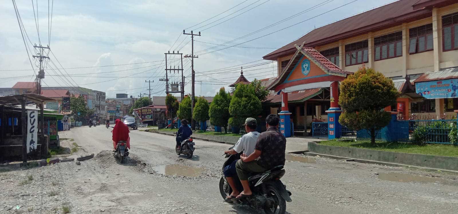Jalan Sudirman yang rusak di Kabupaten Kuansing.