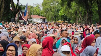 Para guru ikuti jalan sehat di Batusangkar. (prokopim)