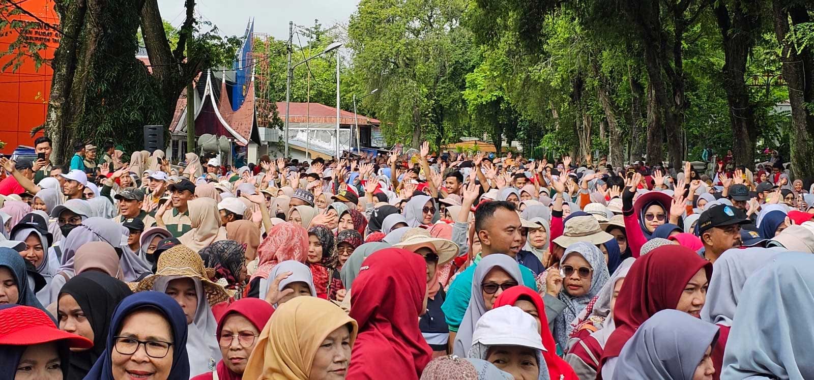 Para guru ikuti jalan sehat di Batusangkar. (prokopim)