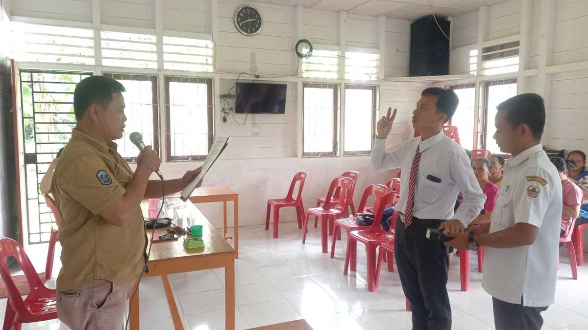 Kepala Desa Tuhegeo II, Yaredi Laoli lantik Opirman Laoli sebagai Kepala Dusun III di Desa Tuhegeo II, Kecamatan Gunungsitoli Idanoi, Kota Gunungsitoli.