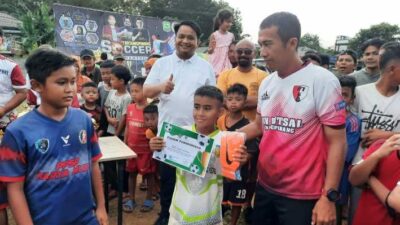 Abid (tengah) ketika menerima sertifikat sebagai kiper terbaik U-10