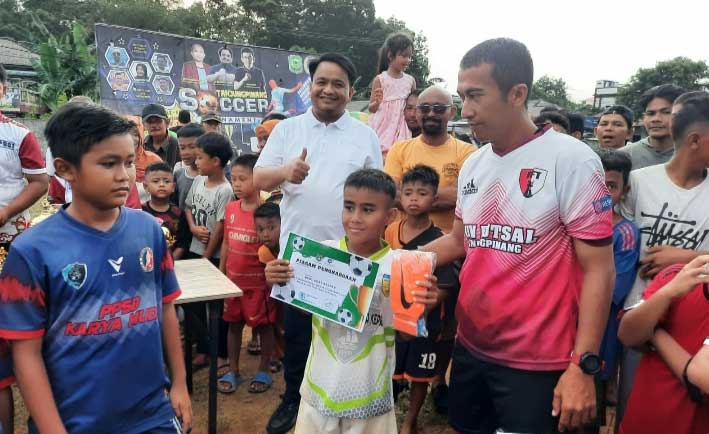 Abid (tengah) ketika menerima sertifikat sebagai kiper terbaik U-10