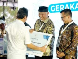 Nelayan Pengumpul Sampah Terbanyak Diberi Hadiah Umrah, Gubernur Mahyeldi Terima Penghargaan dari Kementerian Kelautan dan Perikanan