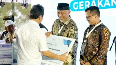 Menteri Sakti Wahyu Trenggono serahkan penghargaan pada Gubernur Mahyeldi. (pemprov)