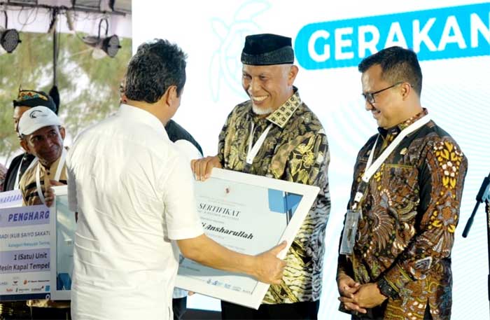 Menteri Sakti Wahyu Trenggono serahkan penghargaan pada Gubernur Mahyeldi. (pemprov)