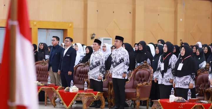 Wakil Wali Kota Solok bersama peserta seminar PGRI