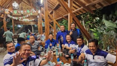 Calon anggota DPR-RI dari Dapil Sumut II dari Partai Demokrat nomor urut dua, Sokhiatulo Laoli bersama calon anggota DPR lainnya