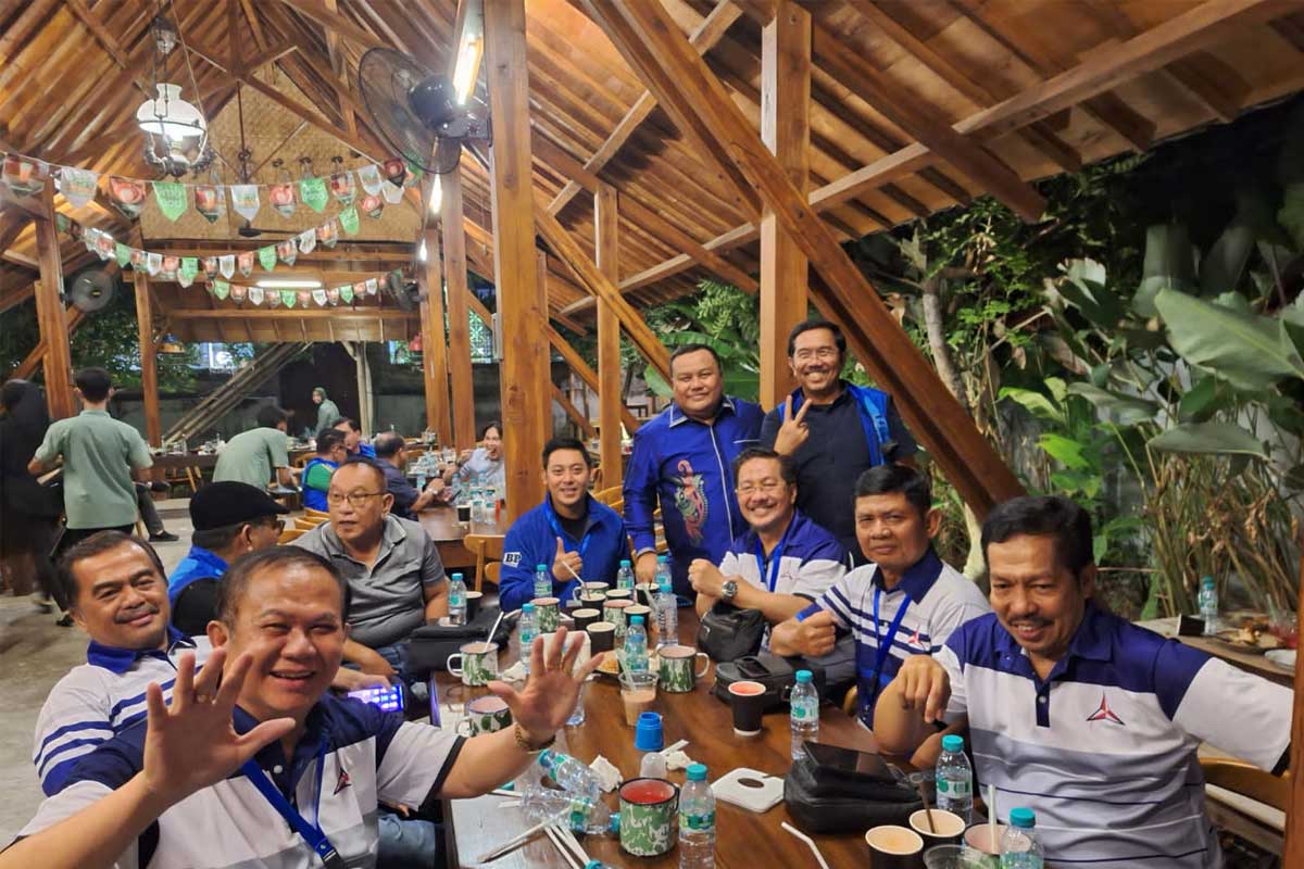 Calon anggota DPR-RI dari Dapil Sumut II dari Partai Demokrat nomor urut dua, Sokhiatulo Laoli bersama calon anggota DPR lainnya