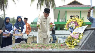 Gubernur Mahyeldi tabur bunga di makam Dr. M. Djamil di Kayu Tanam, Padang Pariaman. (pemprov)