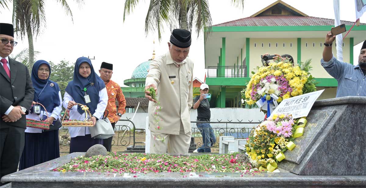Gubernur Mahyeldi tabur bunga di makam Dr. M. Djamil di Kayu Tanam, Padang Pariaman. (pemprov)