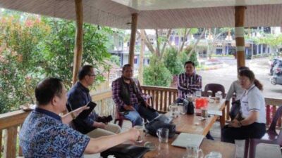 Mantan Bupati Nias Bersama Rombongan Ngopi Darat di Pondok TC Osse’da Nias Utara