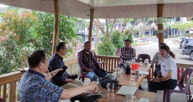 Mantan Bupati Nias, Sokhiatulo Laoli bersama sejumlah rombongan ngopi di Pondok Singgahan Training Center Osse'da.