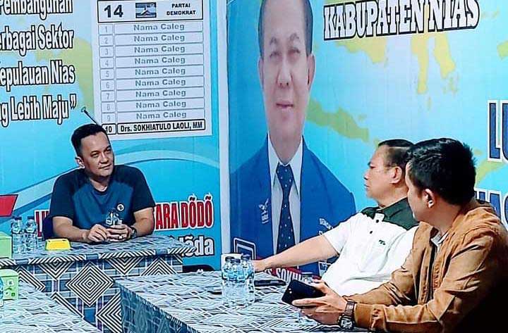 Ketua DPC Partai Demokrat Kabupaten Nias Selatan, Ranto H Dachi Sekretaris, Kristian Laia berkunjung ke Posko Pemenangan Sokhiatulo Laoli di Kabupaten Nias.