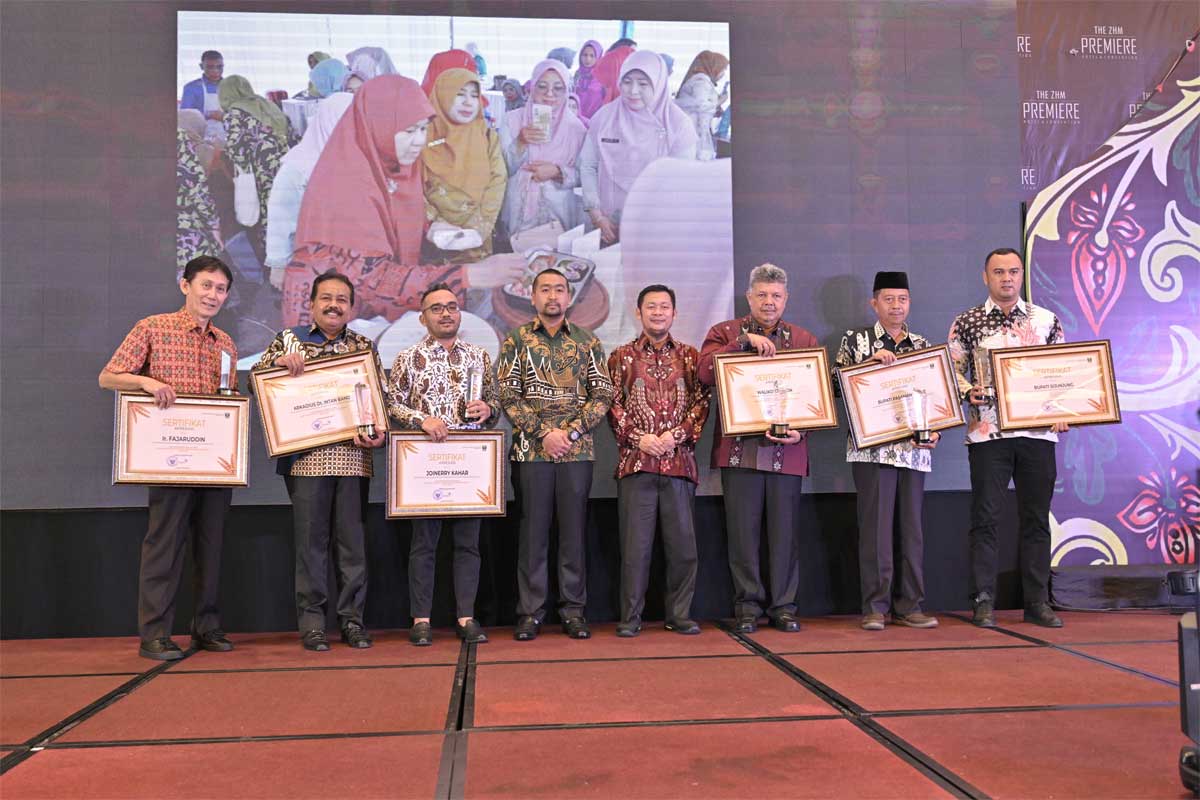Wagub bersama kepala daerah dan tokoh yang terima penghargaan. (pemprov)