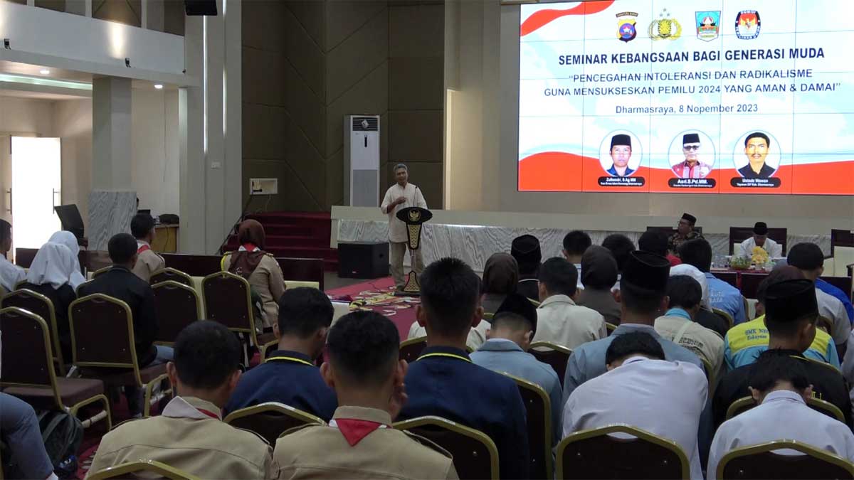 Bupati Sutan Riska buka seminar kebangsaan.