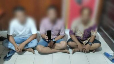 Para terduga pelaku dan barang bukti yang diamankan polisi.