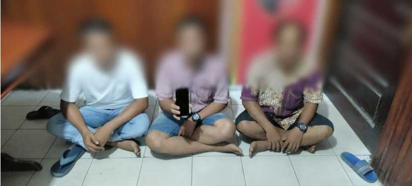 Para terduga pelaku dan barang bukti yang diamankan polisi.