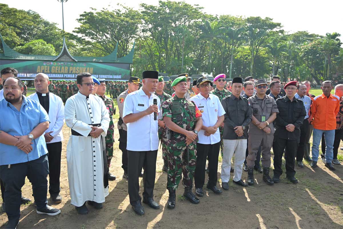 Gubernur beri keterangan pers usai apel gelar pasukan untuk kesiapan pengamanan Pemilu 2024 di lapangan Taman Imam Bonjol, Padang, Rabu (8/11/2023). (adpim)