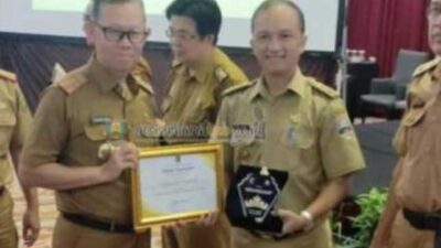Penghargaan diserahkan Gubernur Arinal Djunaidi melalui Sekdaprov Fahrizal Darminto dan diterima Asisten II Bidang Perekonomian dan Pembangunan, Zukri Amin di Hotel Horison, Bandar Lampung, Senin (20/11/2023).