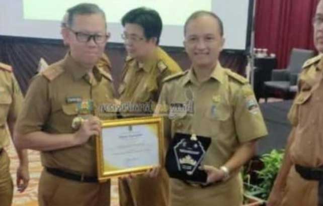 Penghargaan diserahkan Gubernur Arinal Djunaidi melalui Sekdaprov Fahrizal Darminto dan diterima Asisten II Bidang Perekonomian dan Pembangunan, Zukri Amin di Hotel Horison, Bandar Lampung, Senin (20/11/2023).
