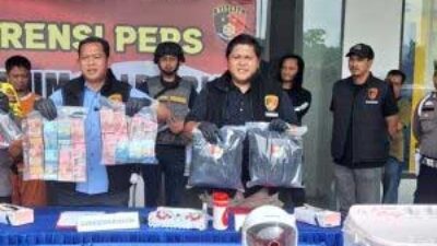 Polda Riau berikan keterangan pers terkait pengungkapan kasus perampokan dengan korban toke sawit. (riau.go.id)