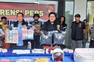 Polda Riau berikan keterangan pers terkait pengungkapan kasus perampokan dengan korban toke sawit. (riau.go.id)