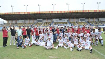 Tim Sepakbola Sumbar selebrasi usai raih emas di Porwil Riau. (pemprov)