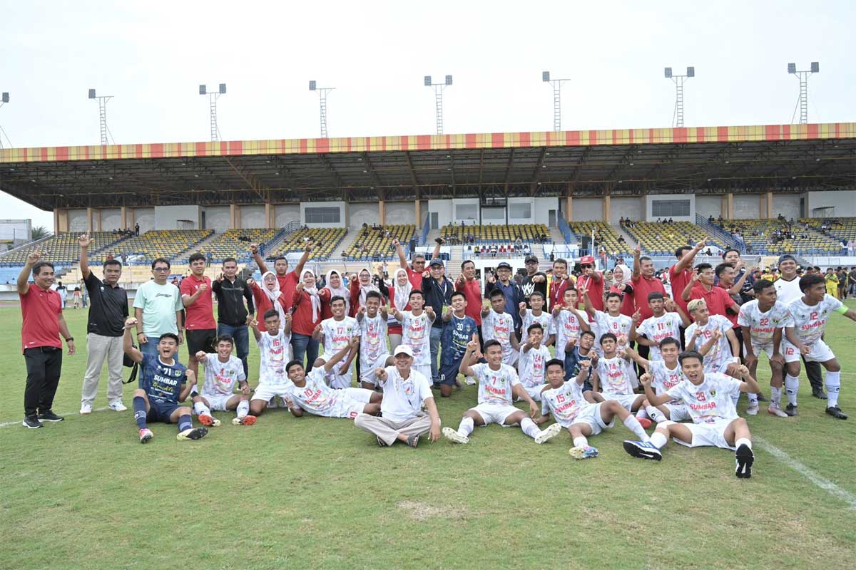 Tim Sepakbola Sumbar selebrasi usai raih emas di Porwil Riau. (pemprov)