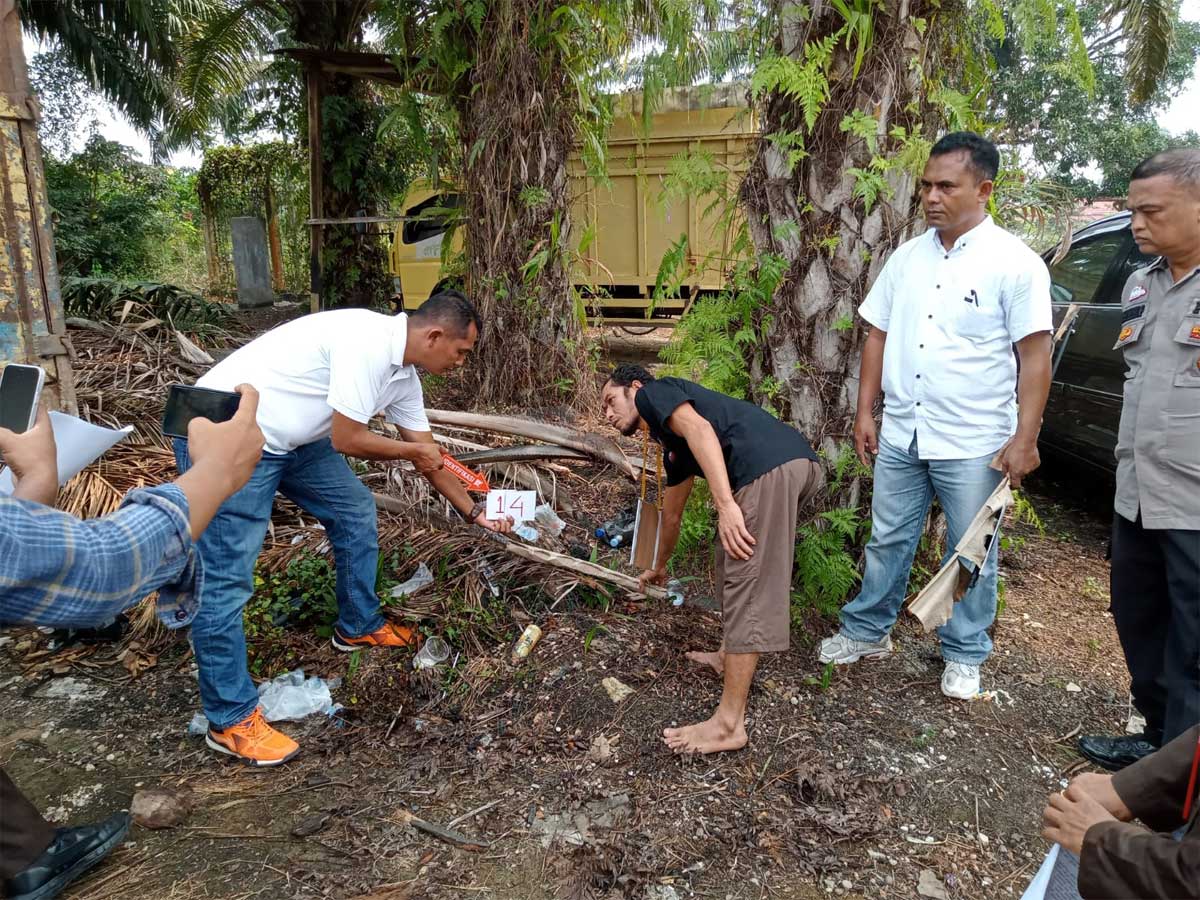 Pelaku peragakan adegan dalam rekonstruksi kasus pembunuhan