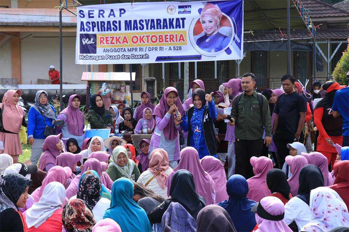 Warga bersama Rezka Oktoberia