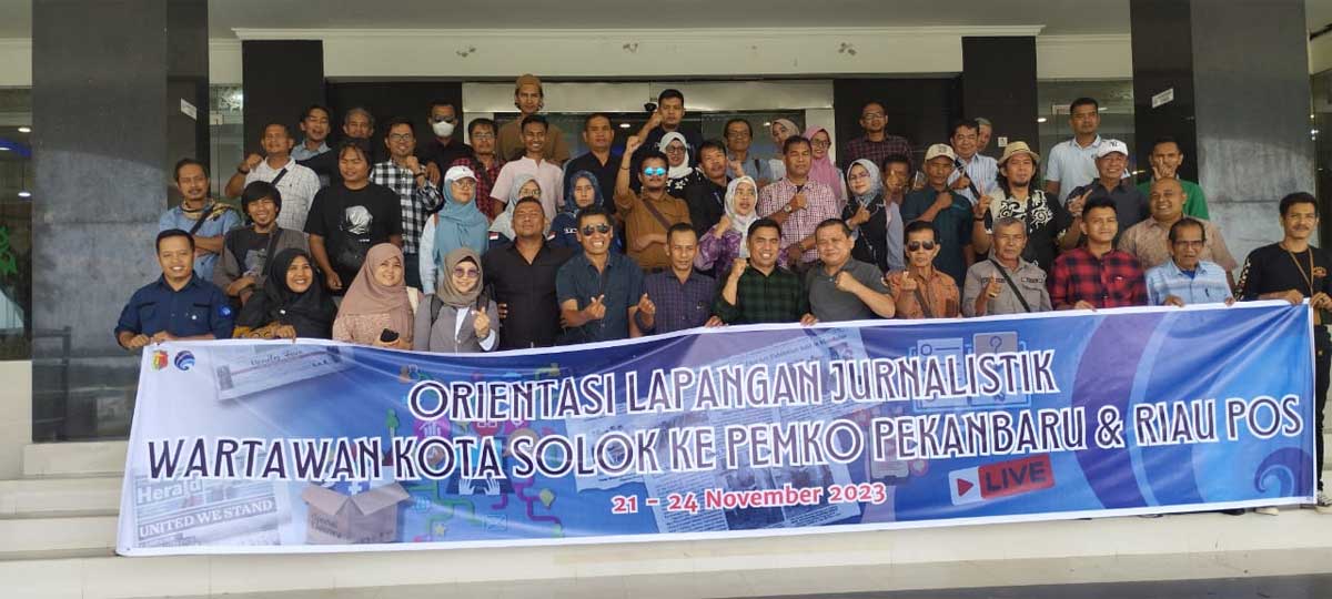 Foto bersama usai pertemuan di Riau Pos