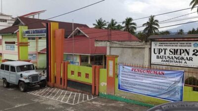 Sebuah sekolah yang disegel warga yang mengatasnamakan ahli waris pemilik lahan. (prokopim)