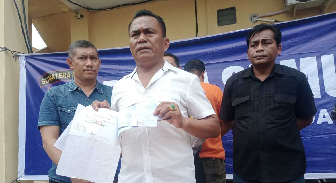 Kapolres Serdang Bedagai, AKBP Oxy Yudha Pratesta melalui Kasat Reskrim AKP JH. Panjaita didampingi PLT Kasi Humas Iptu Edward Sidahuruk dan Kanit Ekonomi Ipda Qory O. Siregar berikan keterangan pers, Sabtu (25/11/2023).