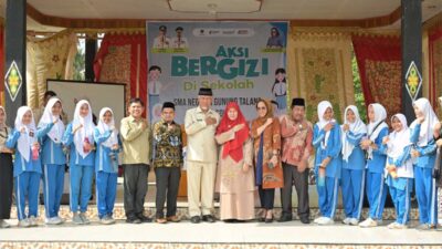 Foto bersama usai pencanangan Aksi Bergizi di SMAN 1 Gunung Talang, Kabupaten Solok. (pemprov)