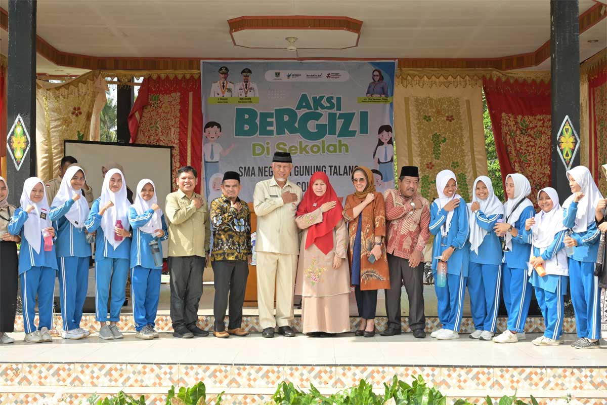 Foto bersama usai pencanangan Aksi Bergizi di SMAN 1 Gunung Talang, Kabupaten Solok. (pemprov)