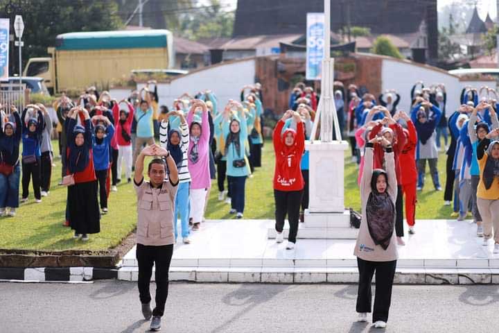 Senam bersama usai peringatan Hari Kesehatan Nasional di Kota Solok