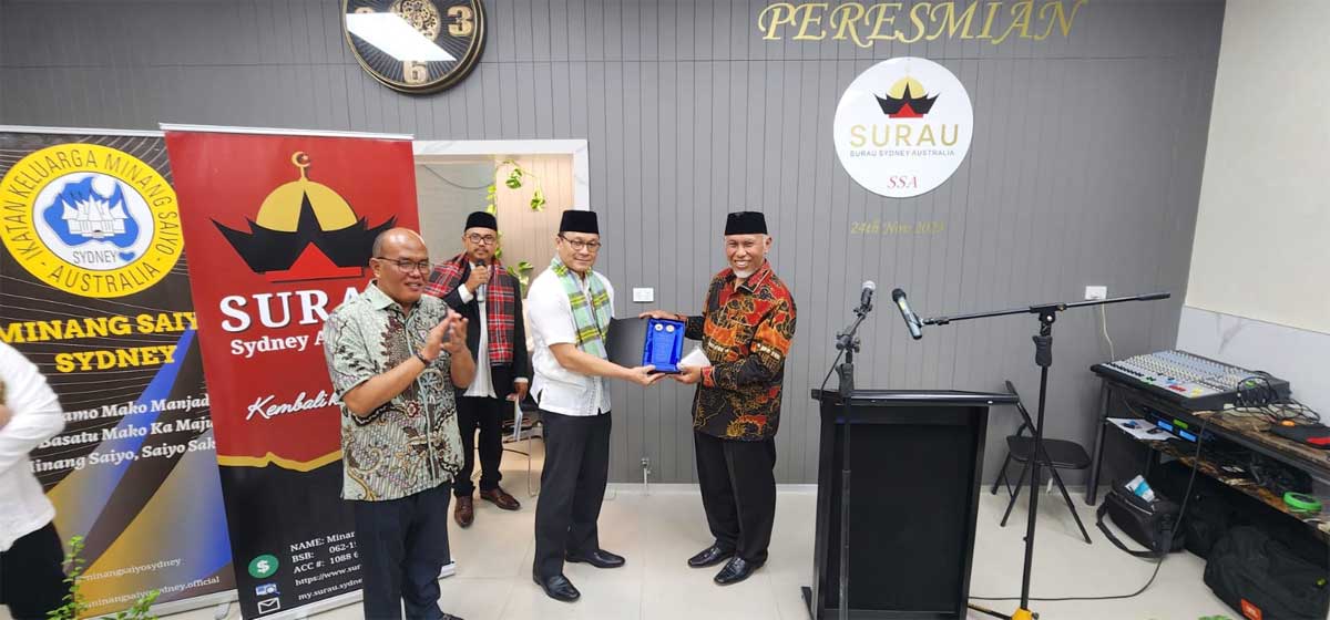 Gubernur Mahyeldi seperangkat pakaian adat Minang dan peralatan musik tradisional seperti talempong dan gandang rasa pada perantau Minang di Sydney. (pemprov)