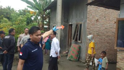 Petugas lakukan olah tempat kejadian perkara di lokasi ditemukannya warga meninggal dengan posisi tergantung
