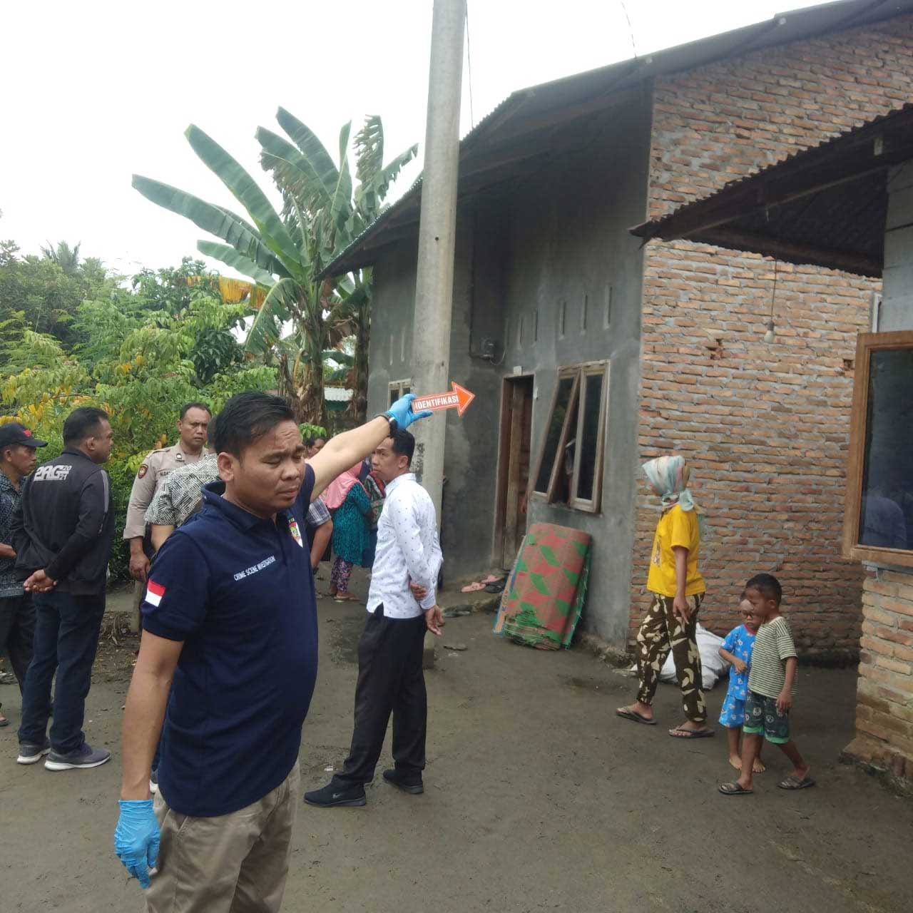 Petugas lakukan olah tempat kejadian perkara di lokasi ditemukannya warga meninggal dengan posisi tergantung