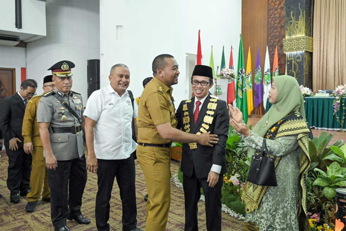 Wagub Audy beri ucapan selamat pada Rektor Unand, Efa Yonnedi usai pelantikan
