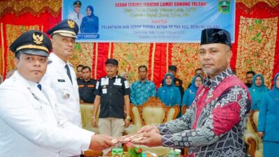 Serahterima jabatan Camat Gunung Talang yang disaksikan Asisten Pemerintahan dan Kesra Pemkab Solok, Syahrial.