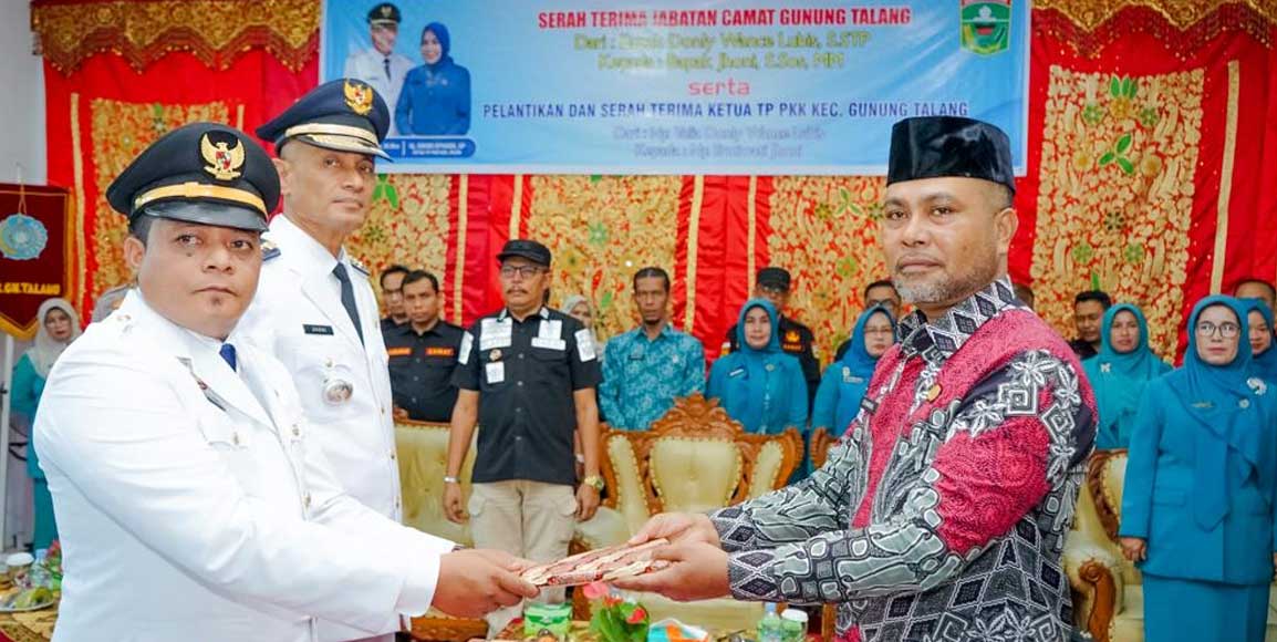 Serahterima jabatan Camat Gunung Talang yang disaksikan Asisten Pemerintahan dan Kesra Pemkab Solok, Syahrial.