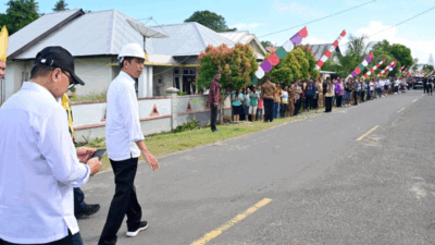 Presiden Joko Widodo meninjau Jalan Lingkar Karakelang, Kabupaten Kepulauan Talaud, Sulawesi Utara, Kamis (28/12/2023). BPMI Setpres/Muchlis Jr