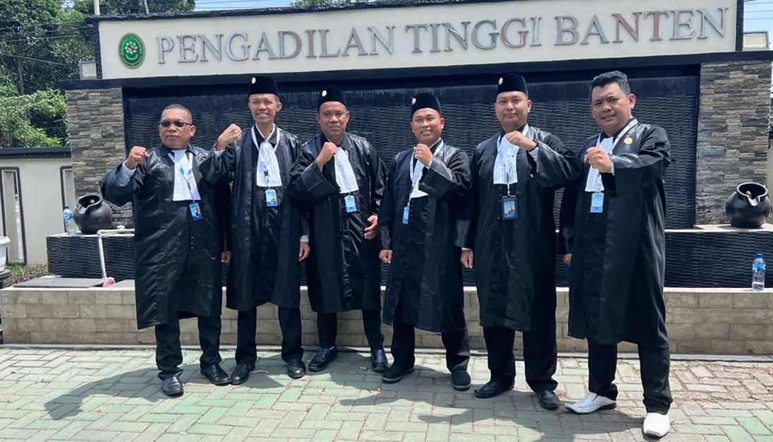 Foto bersama usai pengucapan sumpah advokat.