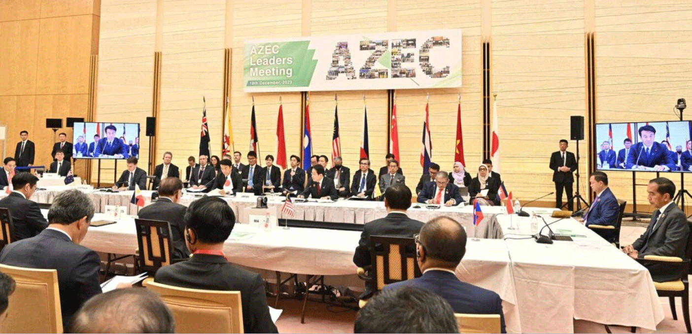 Presiden Joko Widodo menyampaikan pandangannya pada Konferensi Tingkat Tinggi (KTT AZEC) yang digelar di Main Hall Kantor PM Jepang, Tokyo, Senin, 18 Desember 2023. (BPMI Setpres/Laily Rachev)