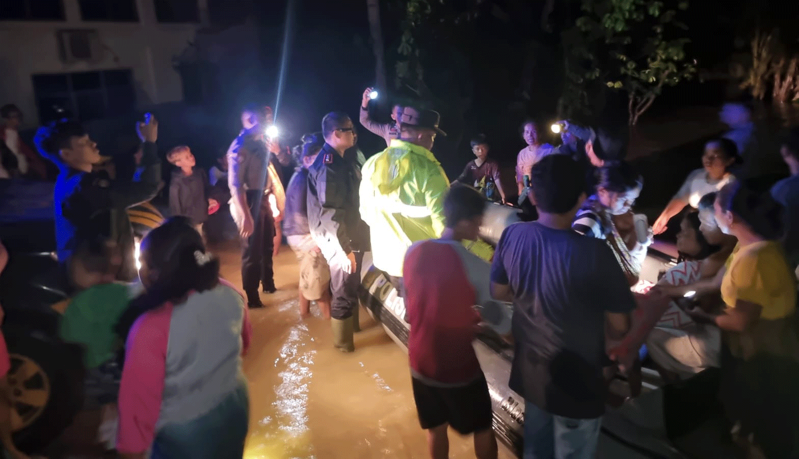 Petugas gabungan dan masyarakat evakuasi warga yang terdampak banjir di Dharmasraya